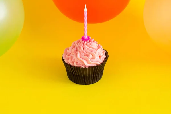 One Cupcake Pink Cream Colorful Balloons Yellow Background — Stock Photo, Image