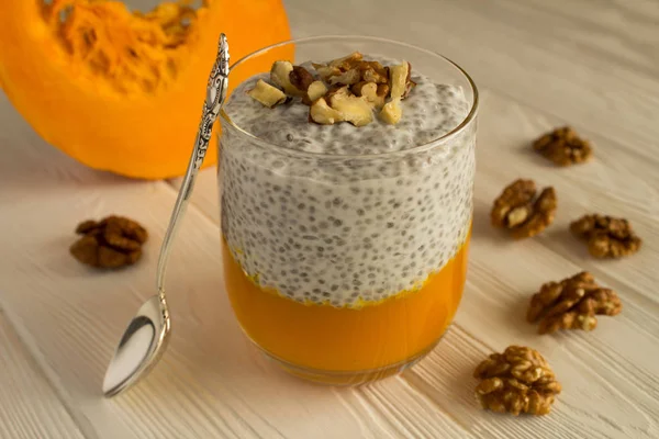 Chia, kabak ve ceviz Beyaz ahşap zemin üzerine puding