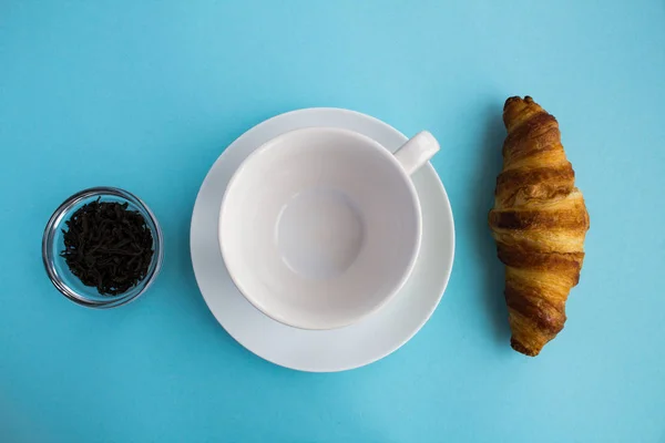 Çay Saati Boş Beyaz Fincan Çay Kruvasan Mavi Arka Plan — Stok fotoğraf