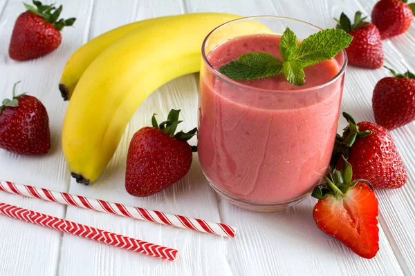 Smoothie Morango Banana Fundo Madeira Branco — Fotografia de Stock