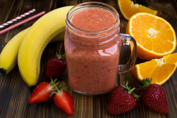 Smoothie Από Φράουλα Μπανάνα Και Πορτοκάλι Στο Καφέ Φόντο Ξύλινη — Φωτογραφία Αρχείου