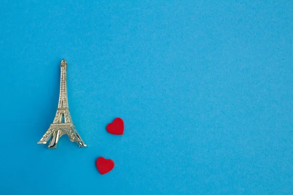 Two Small Red Hearts Eiffel Tower Souvenir Blue Background Top — Stock Photo, Image