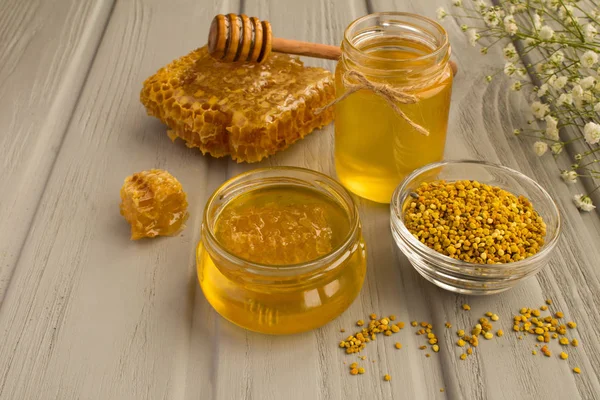 Med Včelí Pyl Šedém Pozadí Dřevěná Včelařské Produkty — Stock fotografie