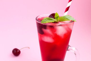 Pembe arka plan üzerinde soğuk vişne limonata. Portre.