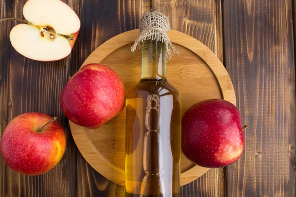 Sari Cuka Apple Dalam Botol Kaca Papan Potong Bundar Pada — Stok Foto