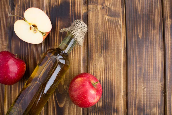 Sari Cuka Apple Dalam Botol Kaca Pada Background Top Kayu — Stok Foto