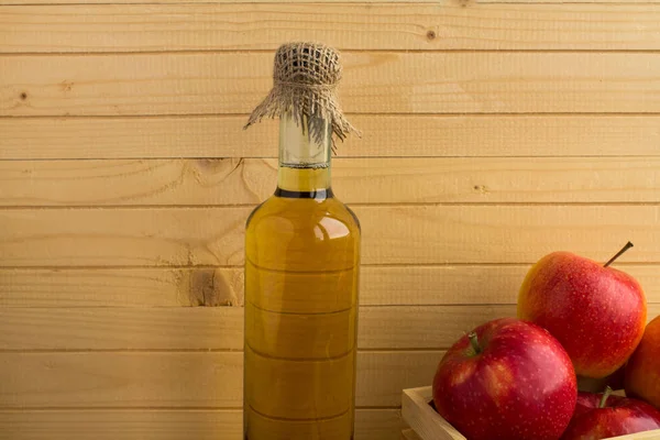 Äppelcider Vinäger Glasflaska Den Ljus Bruna Trä Bakgrunden Närbild — Stockfoto