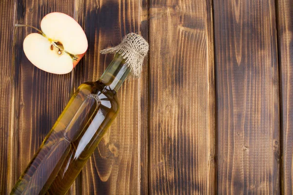 Яблочный Уксус Стеклянной Бутылке Коричневом Деревянном Фоне — стоковое фото