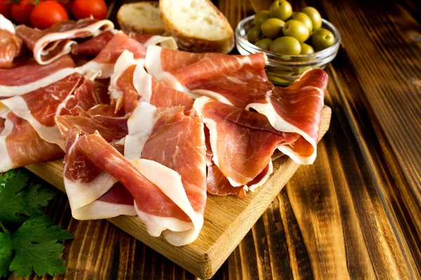 İspanyol jamon kahverengi ahşap zemin üzerinde kesme tahtası