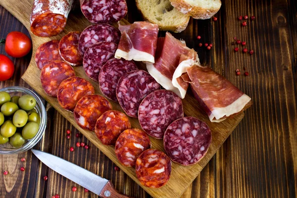 Jamon Spagnolo Salsiccia Nel Tagliere Sullo Sfondo Legno Marrone Vista — Foto Stock