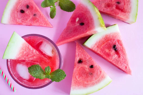 Pembe arka plan üzerinde soğuk karpuz limonata. Üstten Görünüm.