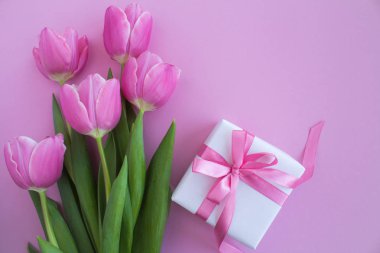 Pembe fiyonk ve pembe bir arka plan üzerinde Pembe Lale ile Hediyelik kullanır. Üstten Görünüm. Kopya alanı.