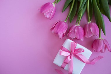 Pembe fiyonk ve pembe bir arka plan üzerinde Pembe Lale ile Hediyelik kullanır. Üstten Görünüm. Kopya alanı.