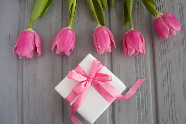 Cadeau Avec Arc Rose Tulipes Roses Sur Fond Gris Bois — Photo