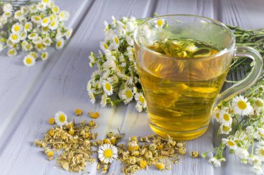 Gri ahşap arka plan üzerinde papatya çayı