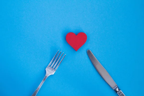 Red Heart Knife Fork Blue Background Top View Copy Space — Stock Photo, Image