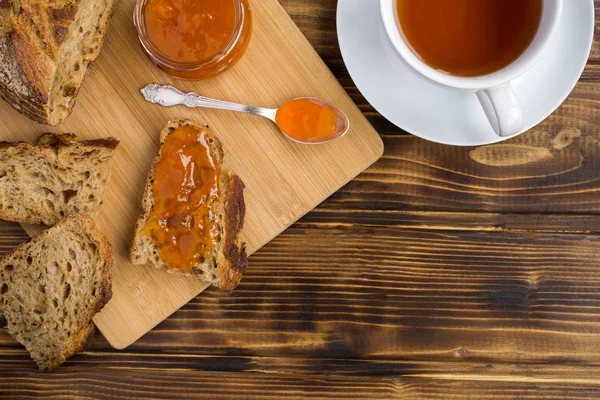 Sliced Bread Apricot Jam Cutting Board Tea White Cup Brown — Stock Photo, Image