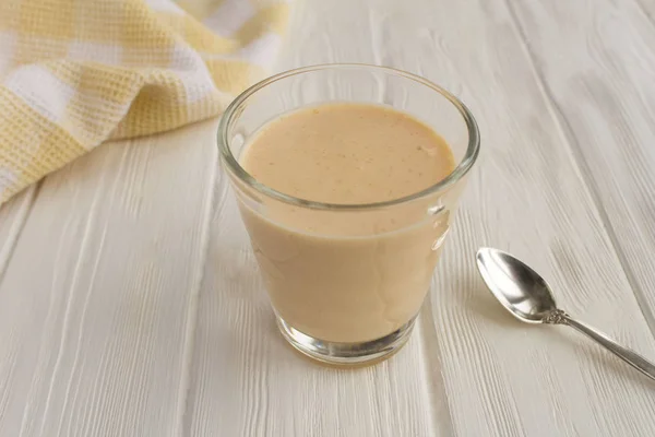 Hemmagjord Ryazhenka Glaset Den Vita Trä Bakgrunden Fermenterad Mjölkprodukt — Stockfoto