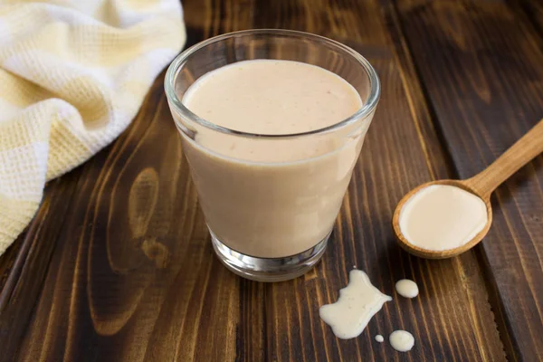 Hausgemachte Rjashenka Glas Auf Dem Braunen Holzhintergrund Fermentiertes Milchprodukt — Stockfoto