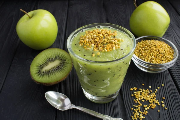 Smoothies Mit Kiwi Grünen Äpfeln Und Bienenpollen Auf Schwarzem Holzgrund — Stockfoto