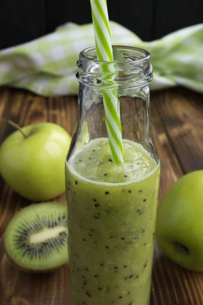 Smoothies Mit Kiwi Und Grünen Äpfeln Der Glasflasche Auf Dem — Stockfoto