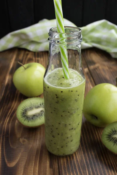 Smoothies Mit Kiwi Und Grünen Äpfeln Der Glasflasche Auf Braunem — Stockfoto