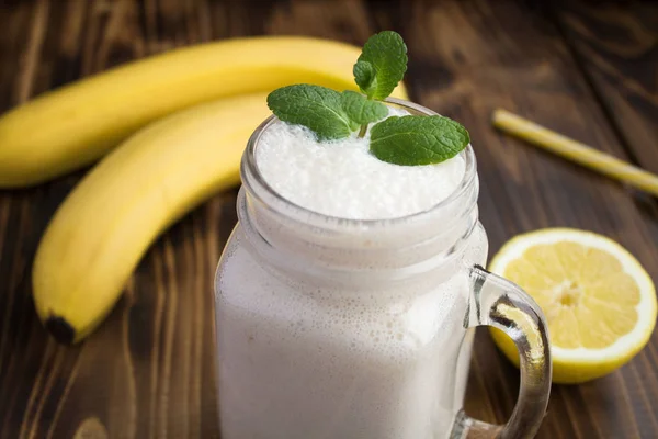 Milkshake Banana Vidro Fundo Marrom Madeira Fechar — Fotografia de Stock