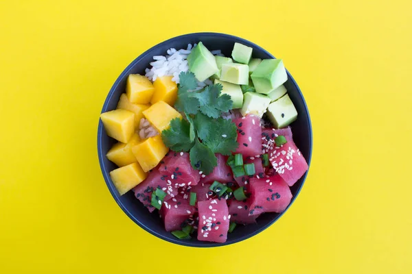 Poke Salade Donkere Kom Het Midden Van Gele Achtergrond Bovenaanzicht — Stockfoto