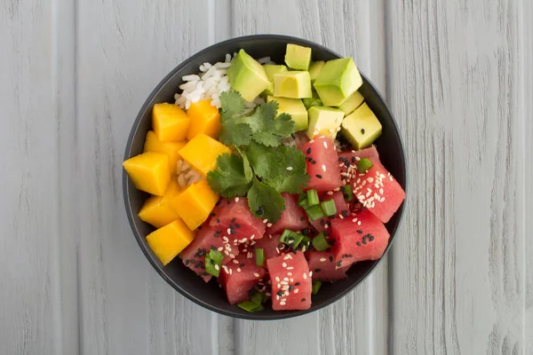 Poke Salade Donkere Kom Het Midden Van Grijze Houten Achtergrond — Stockfoto