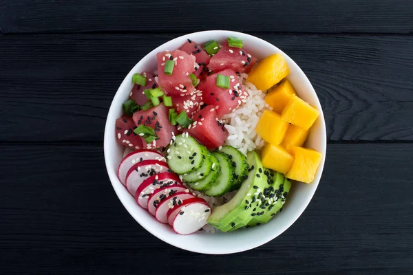 Poke Bowl Con Atún Tazón Blanco Centro Del Fondo Madera — Foto de Stock