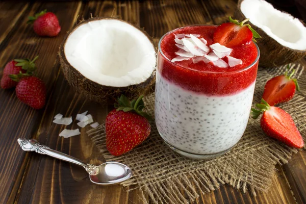 Rustik ahşap arka planda Chia, çilek ve Hindistan cevizi sütü ile puding