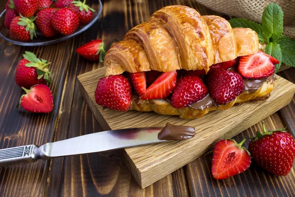 Croissant Čokoládovou Smetanou Jahodou Dřevěné Desce — Stock fotografie