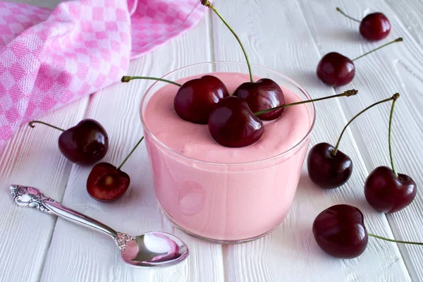 Iogurte Leite Com Cereja Fundo Madeira Branca — Fotografia de Stock