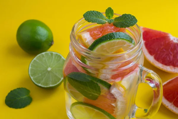 Agua Desintoxicada Infundida Con Pomelo Lima Fondo Amarillo Primer Plano —  Fotos de Stock