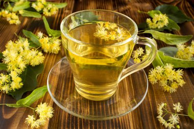 Kahverengi ahşap arka plan üzerinde ıhlamur ile Çay