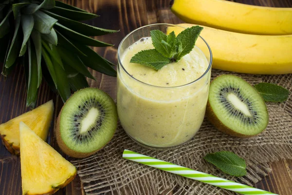 Smoothie Com Abacaxi Kiwi Banana Fundo Madeira Rústica — Fotografia de Stock