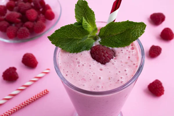 树莓奶昔在粉红色背景的玻璃 顶部视图 — 图库照片