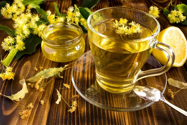 Ihlamur, bal ve limon ile çay kahverengi ahşap arka plan üzerinde