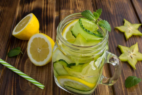 Agua Desintoxicada Infundida Con Pepino Carambola Limón Fondo Madera Marrón — Foto de Stock