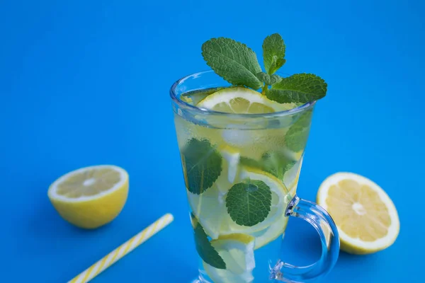 Studená Limonáda Citronem Mátou Skle Modrém Pozadí Detailní — Stock fotografie