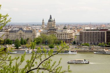 Bahar gününde şehrin ve nehrin panoramik manzarası. Budapeşte. Macaristan.