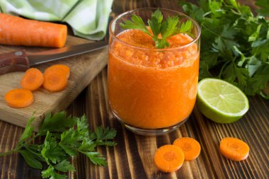 Ahşap arka planda havuç ile Smoothie