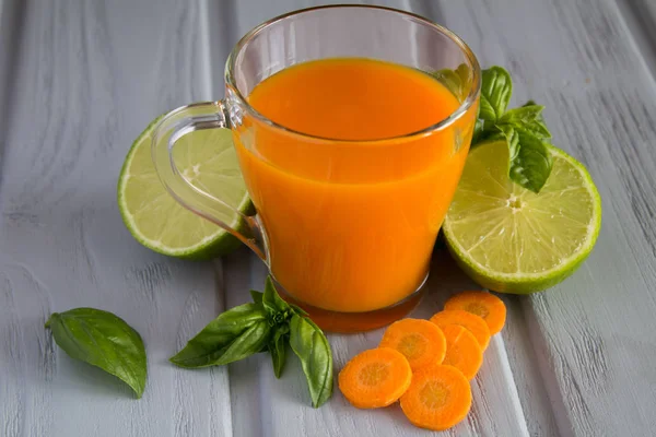 Morotsjuice Glas Koppen Den Grå Bakgrunden — Stockfoto