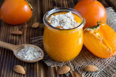 Rustik arka planda hurmon ve yulaf gevreği ile püre