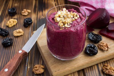 Pancar, ceviz, erik ve ahşap kesme tahtası üzerinde malzemeler le püre