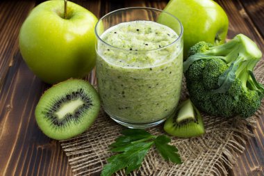 Rustik ahşap arka plan üzerinde Vejetaryen smoothie