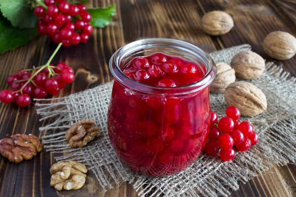 Rustik arka planda Viburnum reçeli ve ceviz