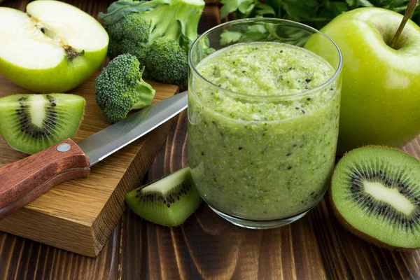 Vegetarischer Smoothie Und Zutaten Auf Dem Holzgrund — Stockfoto