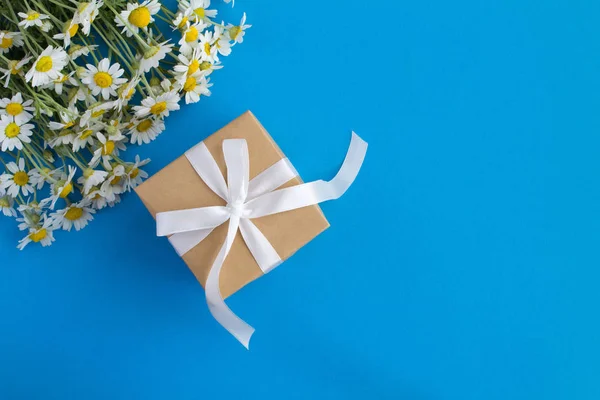Caixa Presente Com Fita Branca Camomila Fundo Azul Topo View — Fotografia de Stock