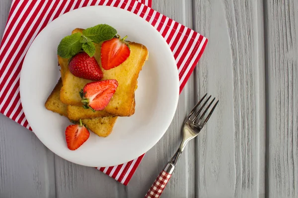 French Toasts Strawberries White Plate Grey Wooden Background Top View — Stock Photo, Image